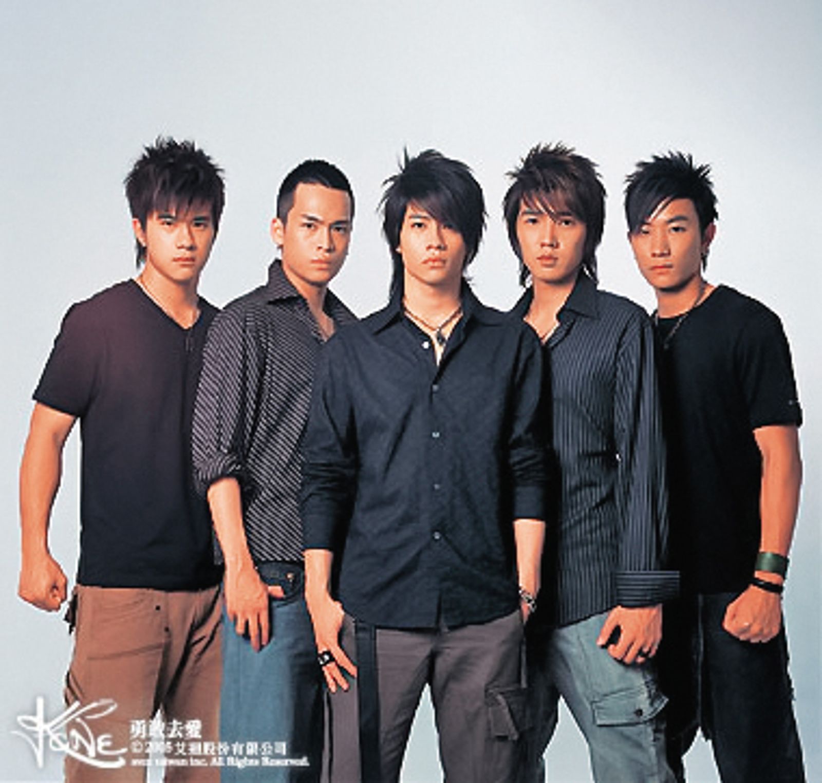 Gino(左二)出道時在男團K ONE擔任團長的位置,當時被捧為5566接班人。(圖/翻攝自網路)