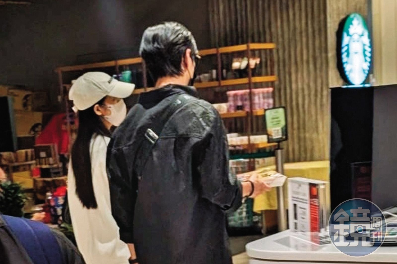 7月24日,Gino(右)一身黑衣黑褲黑口罩,和夏宇禾(左)並肩買咖啡,兩人互動自在輕鬆。(圖/讀者提供)