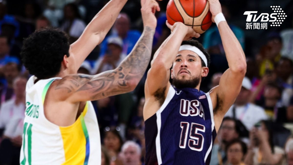 美國隊布克（Devin Booker）（右）在本賽事得分最高。（圖／達志影像美聯社）