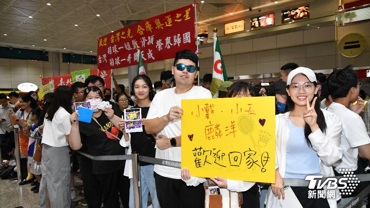 巴黎奧運/麟洋配、戴資穎回家了!金牌班機抵台 粉絲擠爆桃機