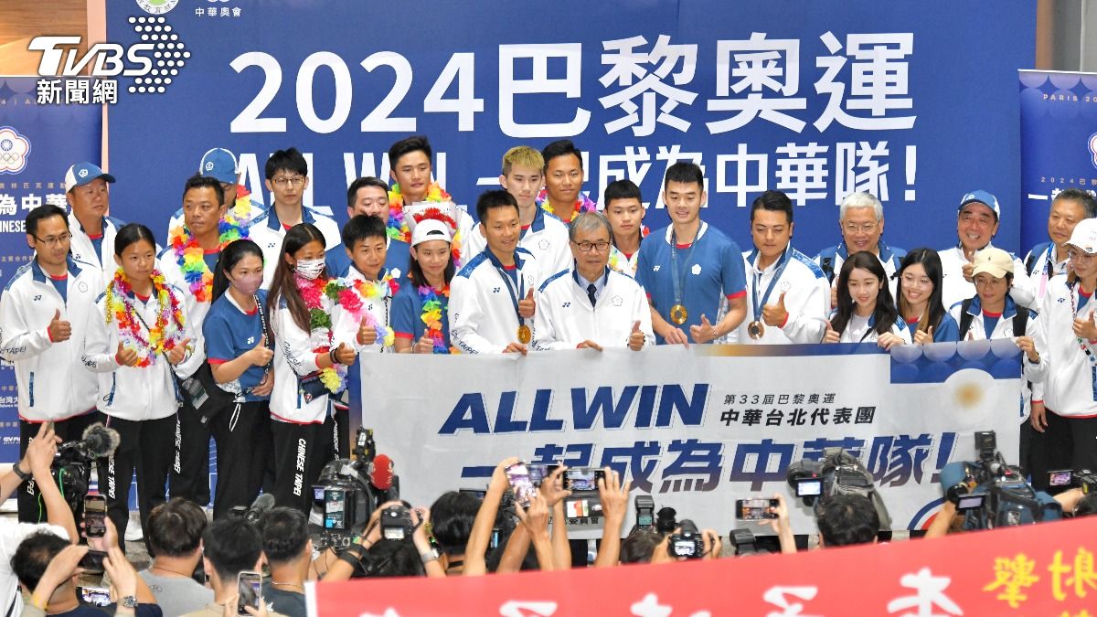 第二批返台選手們大合照。(圖/胡瑞麒攝)