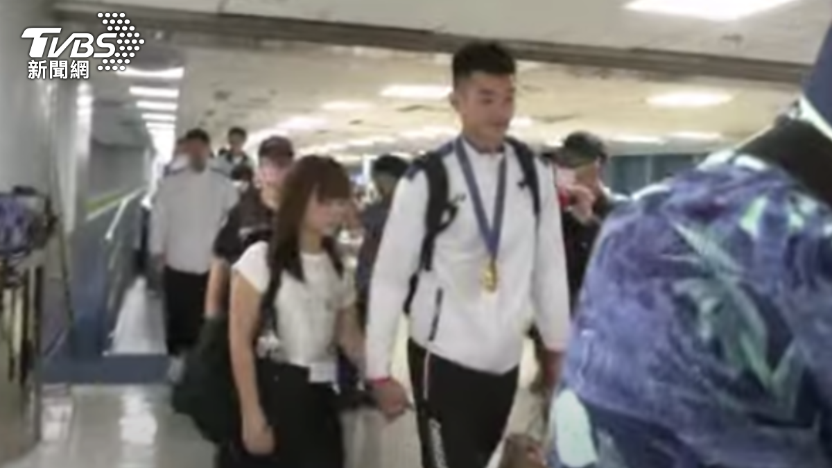 巴黎奧運/一見面就捧臉、擁抱!王齊麟「十指緊扣」女友:一起吃頓好料