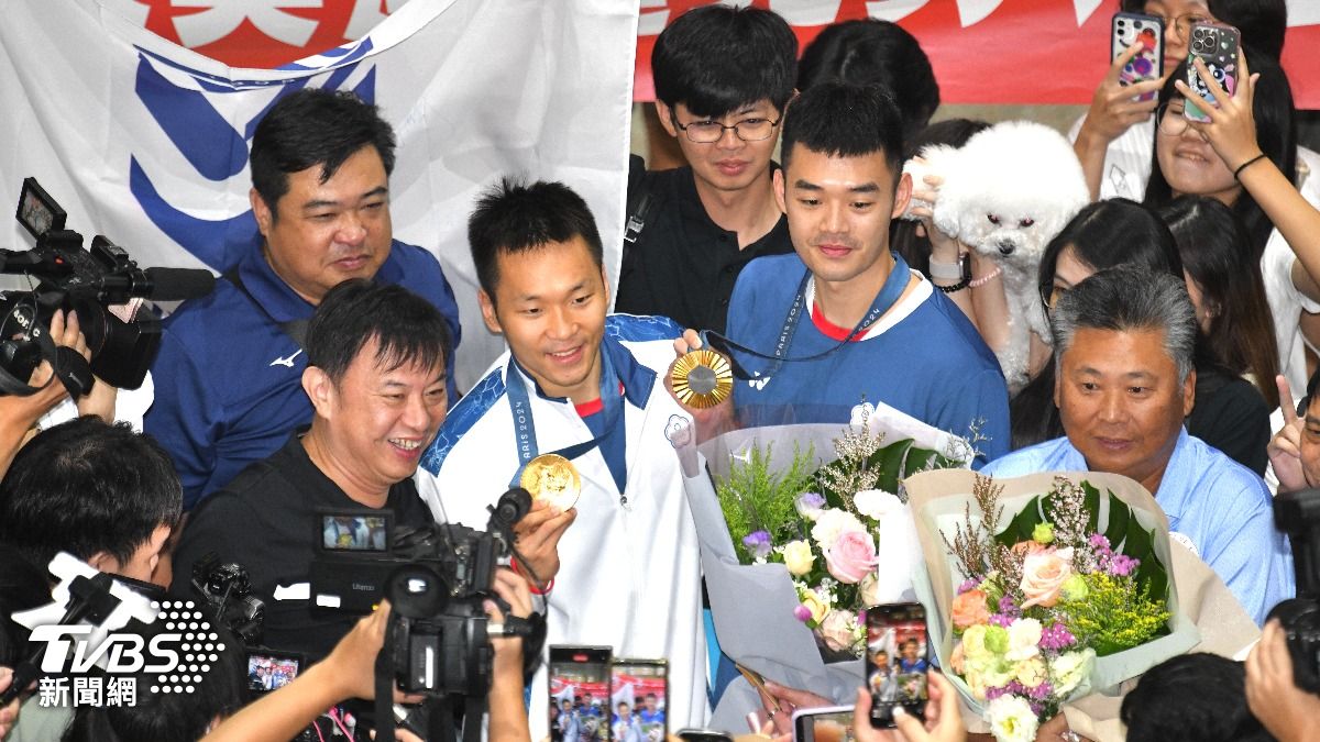 李洋、王齊麟歸國，桃園機場第二航廈塞滿接機民眾。（圖／胡瑞麒攝）