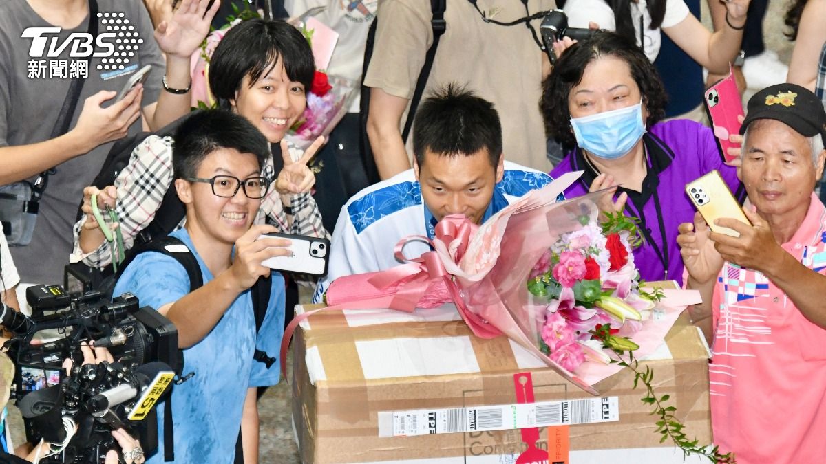 巴黎奧運部分完賽的台灣隊成員陸續搭乘長榮航空班機載譽歸國。(圖/胡瑞麒攝)