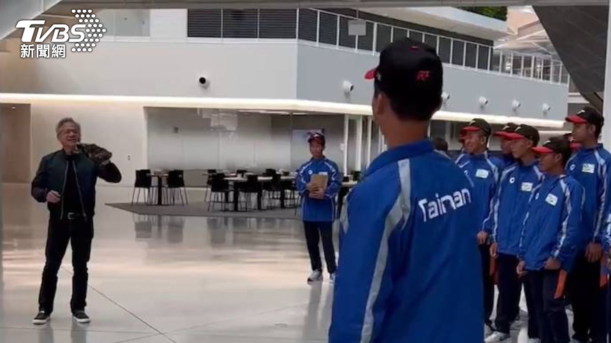 台南小將與輝達執行長黃仁勳在總部大廳玩傳接球。(圖/TVBS)