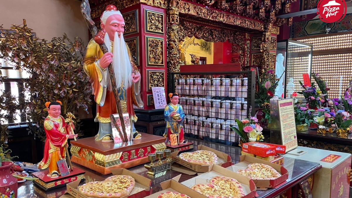 必勝客跟全台最靈的月老廟「樂成宮」合作送祝福。(圖/業者提供)