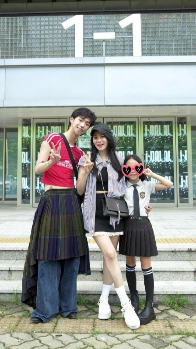 小哈利(左起)和媽媽以及妹妹看演唱會,褲裙裝穿搭相當亮眼。(圖/翻攝自伊能靜微博)