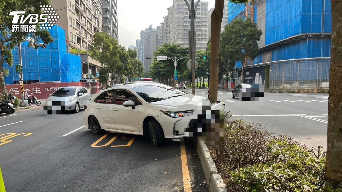 又是毒駕?新北女自撞分隔島落跑 車內搜出針筒、海洛因