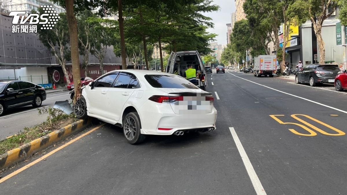 小轎車自撞分隔島，女駕駛落跑。（圖／TVBS）