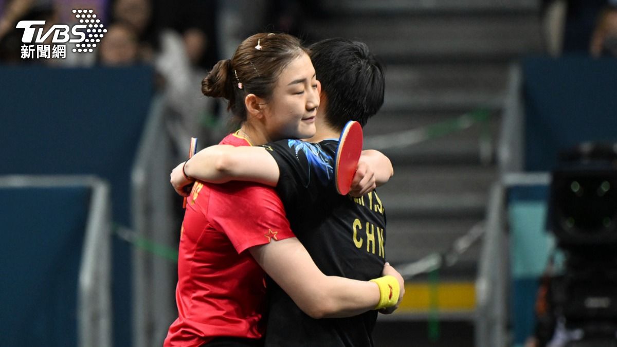 2024巴黎奧運女子桌球決賽上演「中國內戰」，最終陳夢（圖左）成功擊敗孫穎莎（圖右）。（圖／達志影像美聯社）