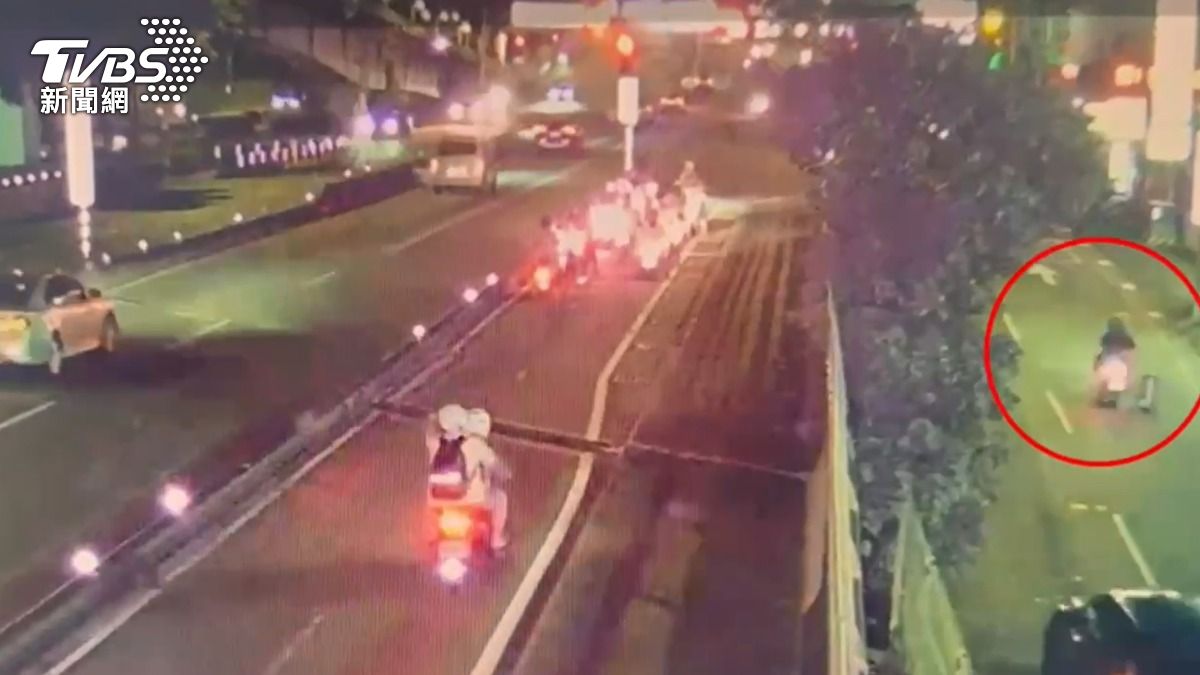 監視器拍下雙載機車的後座乘客拉著行李箱。(圖/TVBS)