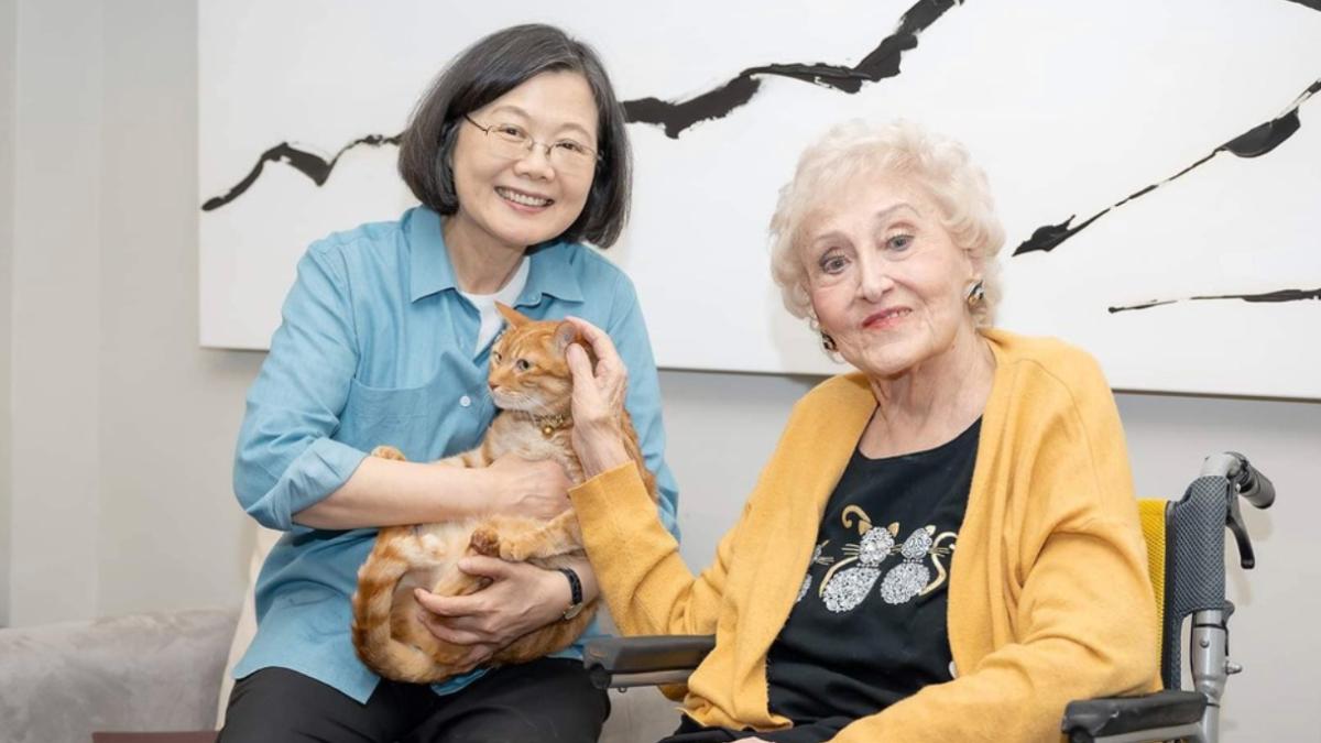 空英創辦人彭蒙惠離世　蔡英文憶去年才把台灣護照交給她