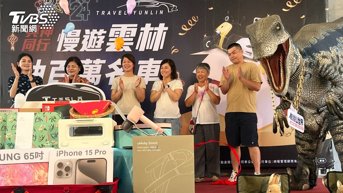 張麗善親自交付特斯拉鑰匙。(圖/陳祁攝)