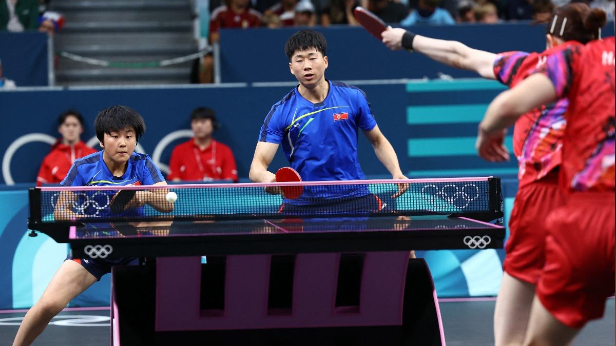 北韓朝鮮中央電視台於4日下午首次以「錄影直播」的形式,播出此次奧運會桌球混雙北韓對陣日本的比賽(7月30日)。 (圖/達志影像路透社)