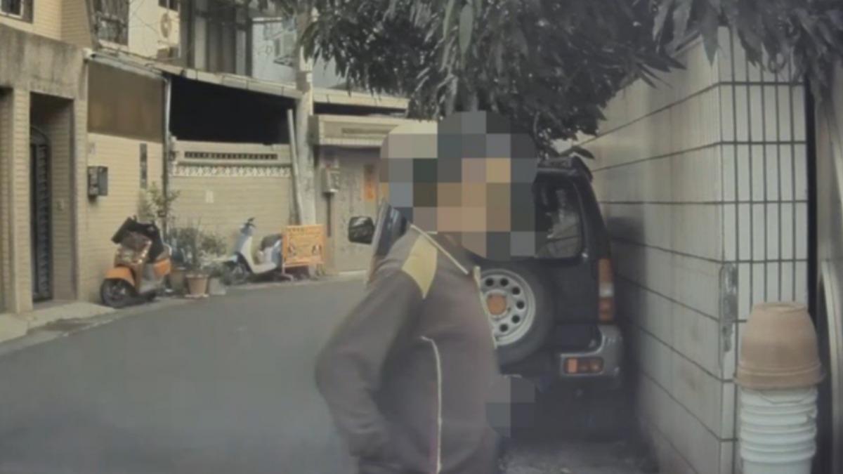 不爽車位被停走?台中阿伯灑釘刺胎 忘特斯拉哨兵模式全錄了