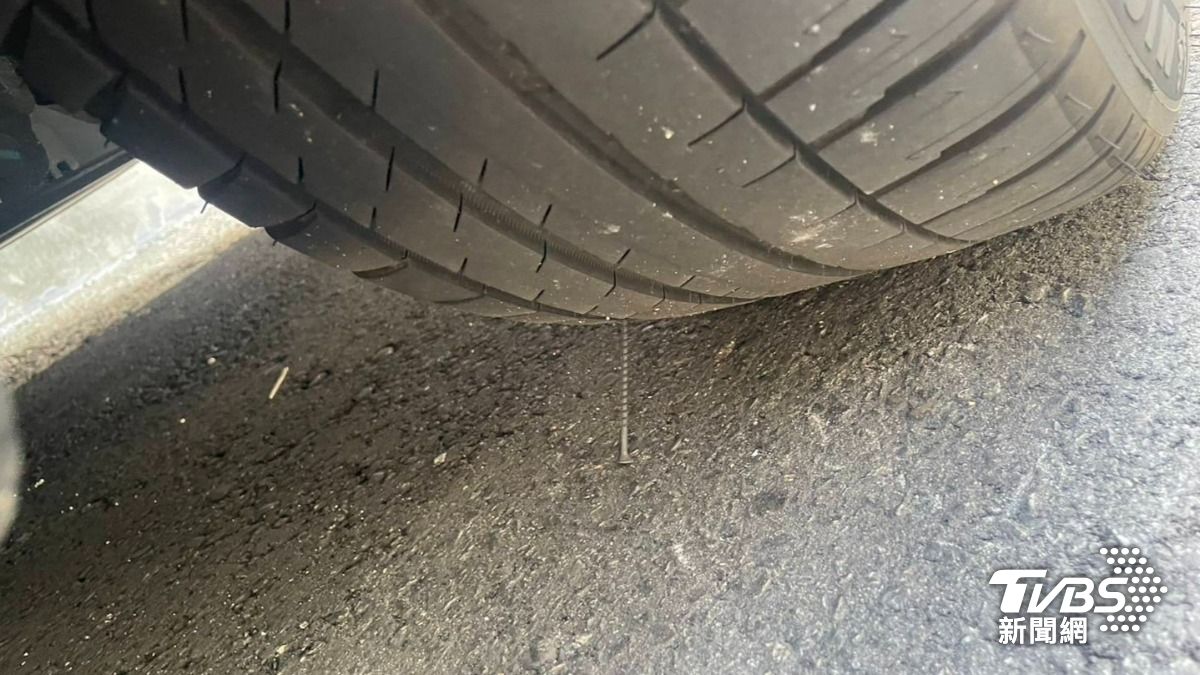 車輪被鐵釘刺破。(圖/TVBS)