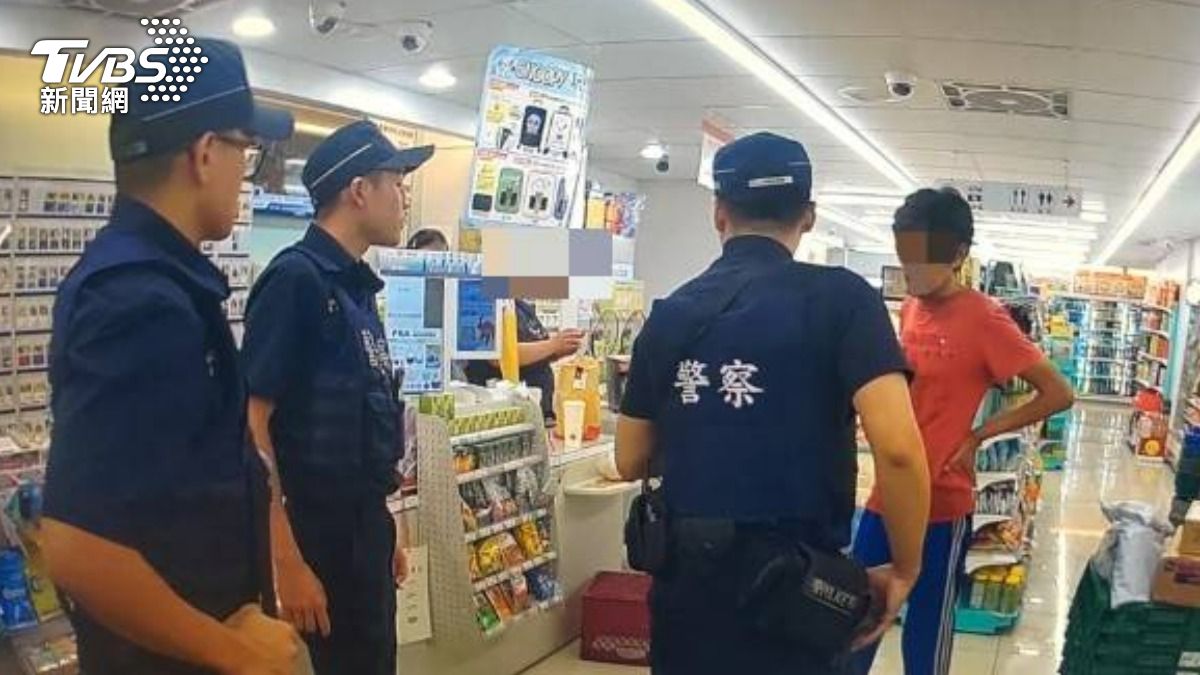 寧夏派出所警員帶著實習生一同前往處理案件吸取經驗。(圖/TVBS)