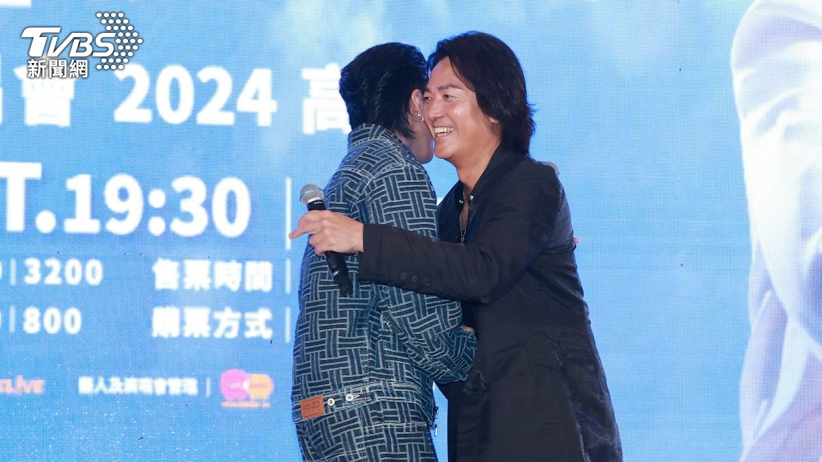 鄭伊健和婁峻碩開心相擁。(圖/黃城碩攝)