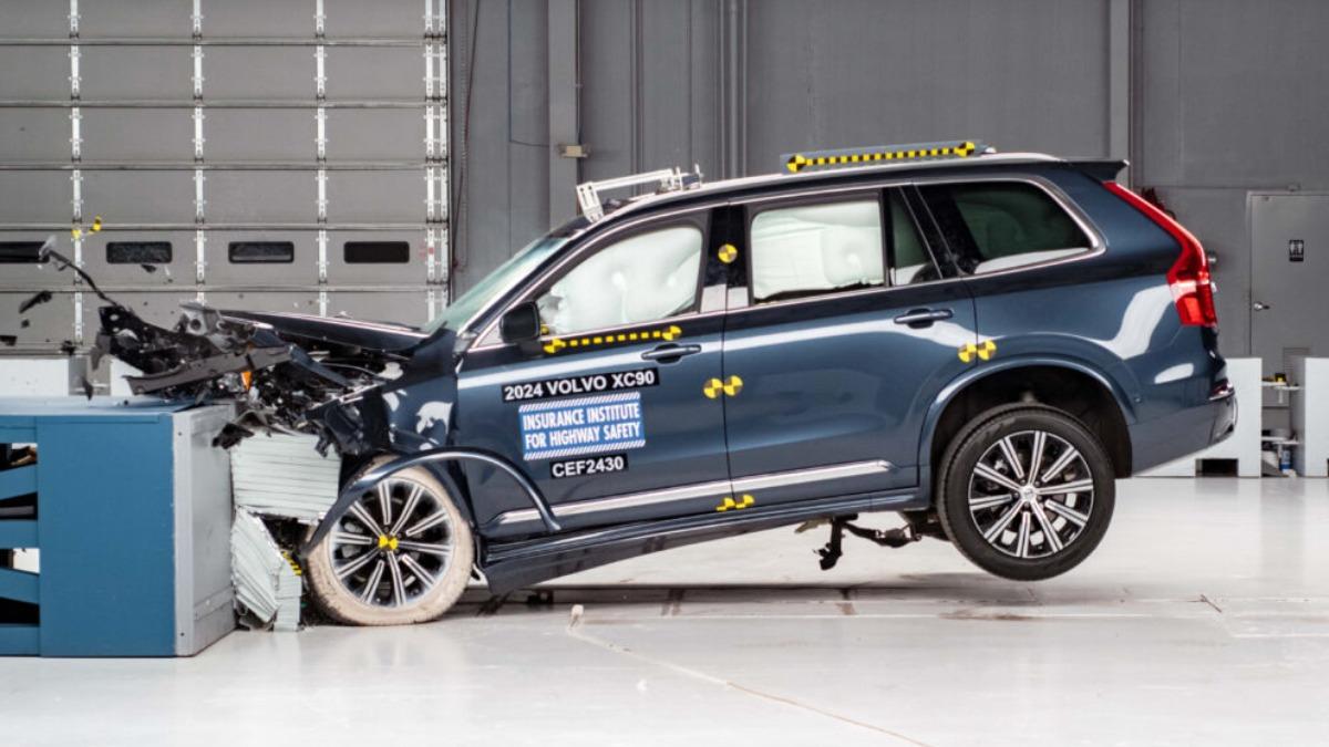 2024 Volvo XC90,在前方小面積偏位碰撞、正面偏位撞擊和側面撞擊皆表現優異。(圖/IIHS提供)