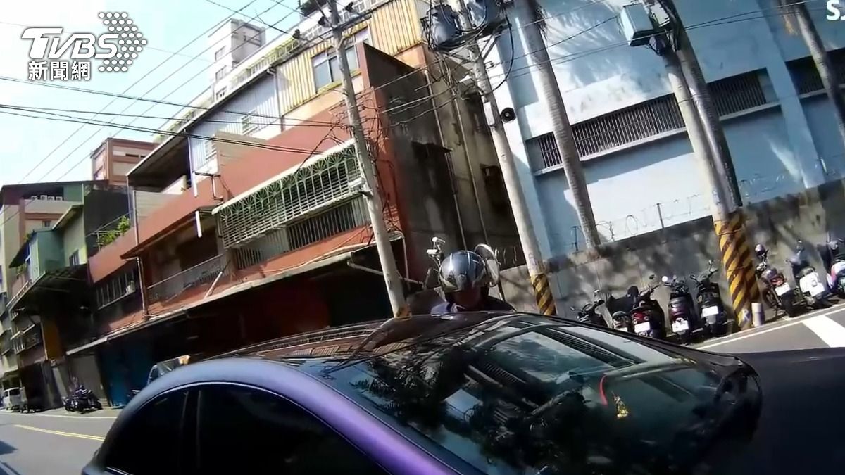 新北男疑毒駕車上昏睡 警查出他掛假車牌…包內還藏百萬毒品