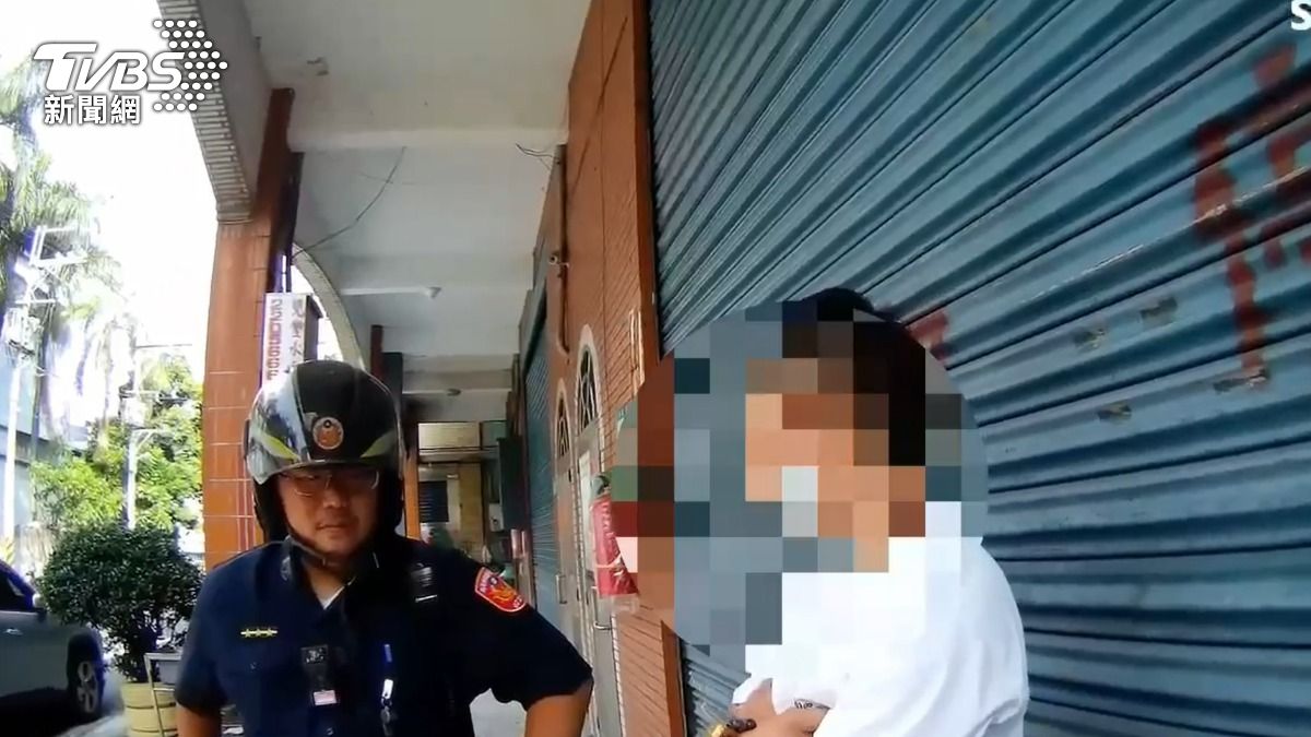警方盤查歐姓毒蟲,發現他懸掛偽造車牌。(圖/TVBS)