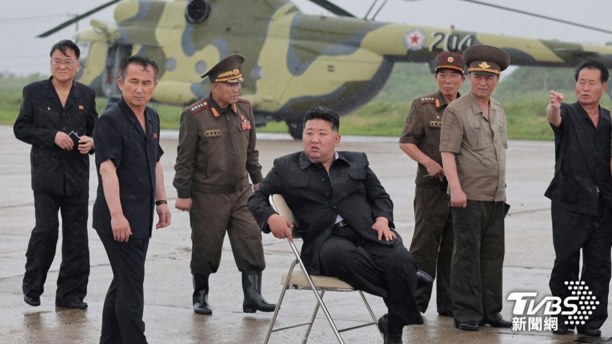 金正恩視察現場。(圖/達志影像路透社)