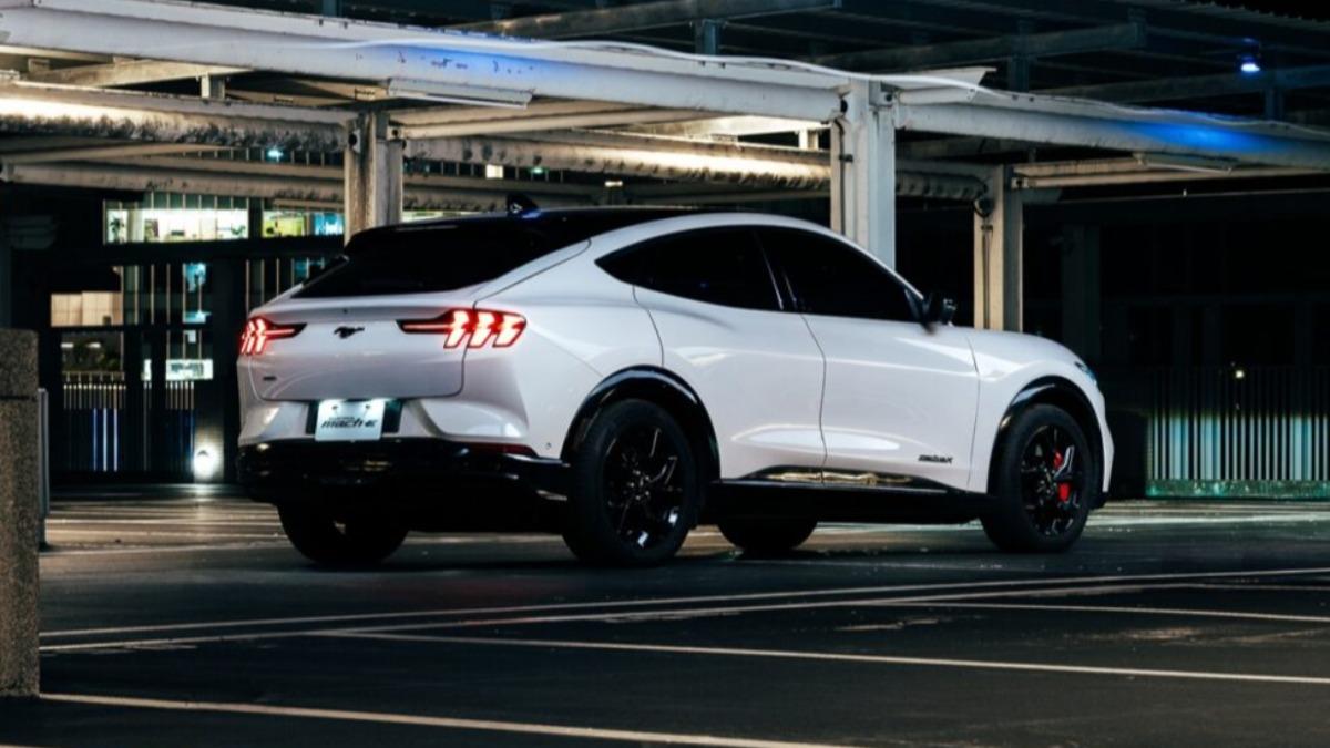 電動野馬尾燈組有著Mustang車系的特徵。(圖/Ford提供)