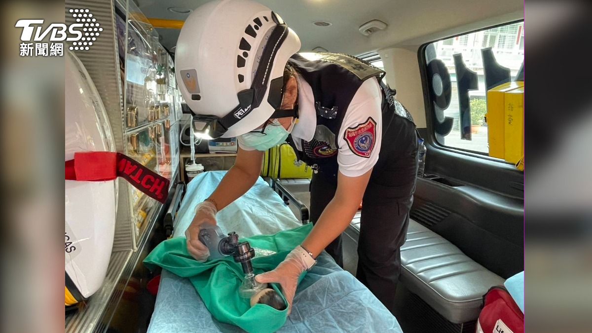 高雄孕婦逛漁市突腹痛!救護車上接生 誕下超罕見「人魚寶寶」