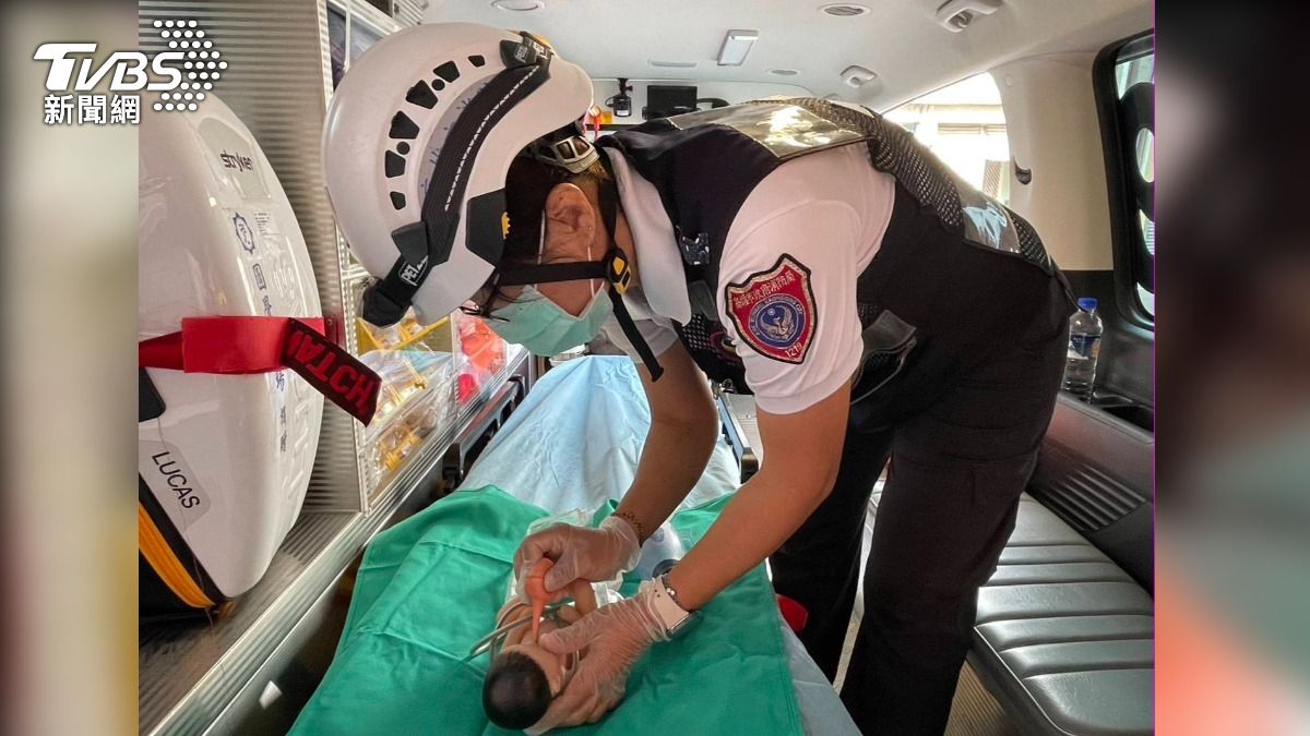 救護人員模擬在車上接生嬰兒時使用吸球器排除口鼻異物。（圖／TVBS）