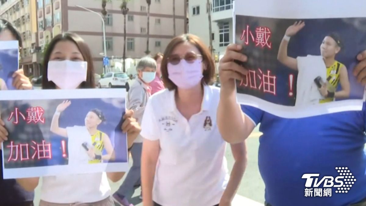 高雄老家也聚集不少粉絲特地前來迎接。（圖／TVBS）