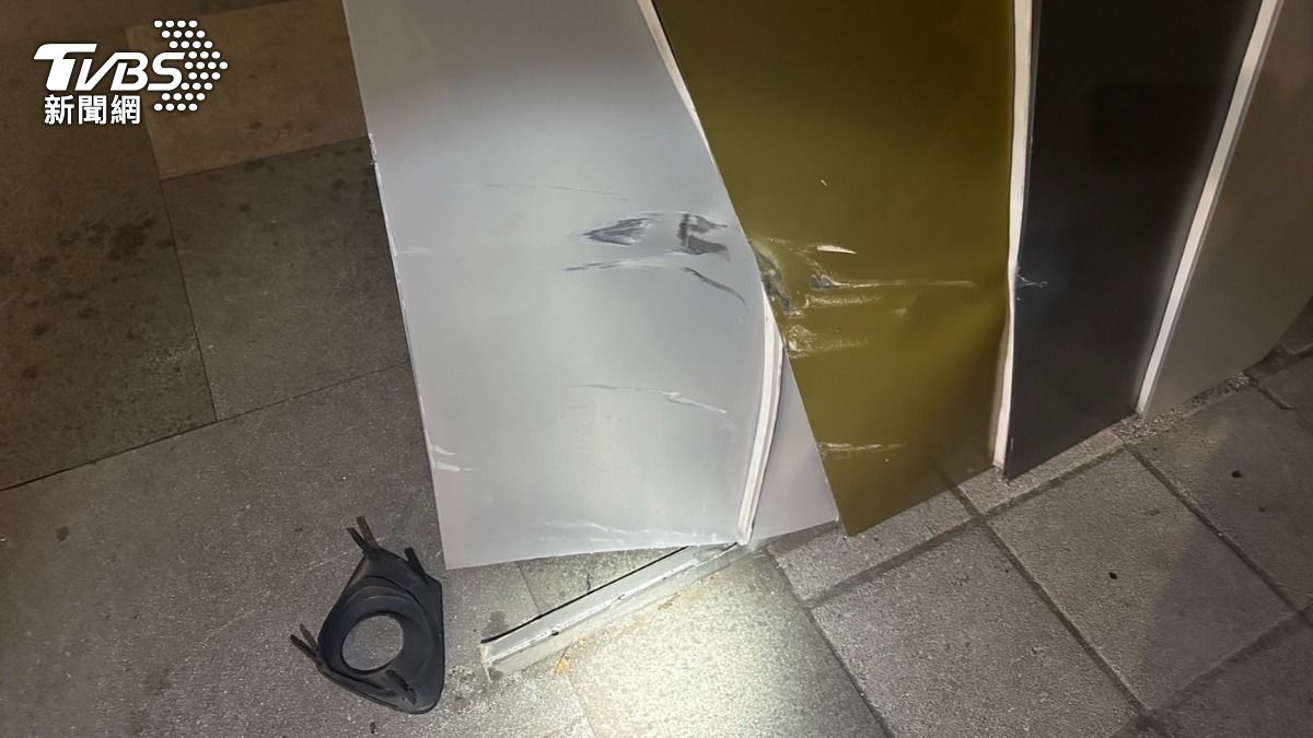 公車亭建築部分遭毀損。(圖/TVBS)
