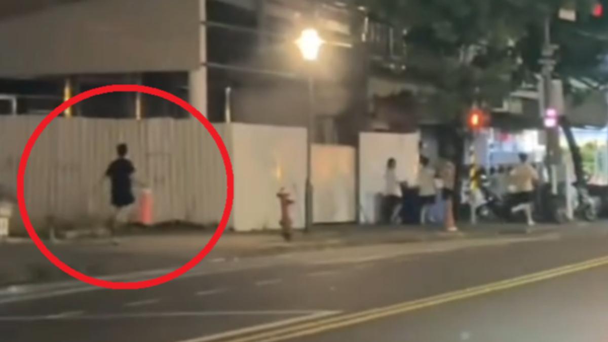 台南牛肉店前大打出手!黑衣男持角椎狂奔、揪友痛毆男大生