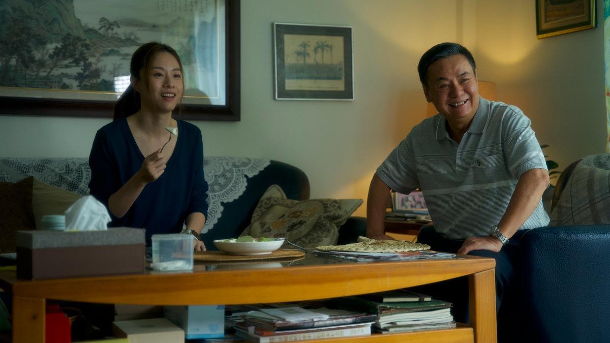 聽不懂台語的鄧麗欣與習慣講台語的蔡振南意外合拍。(圖/華映提供)