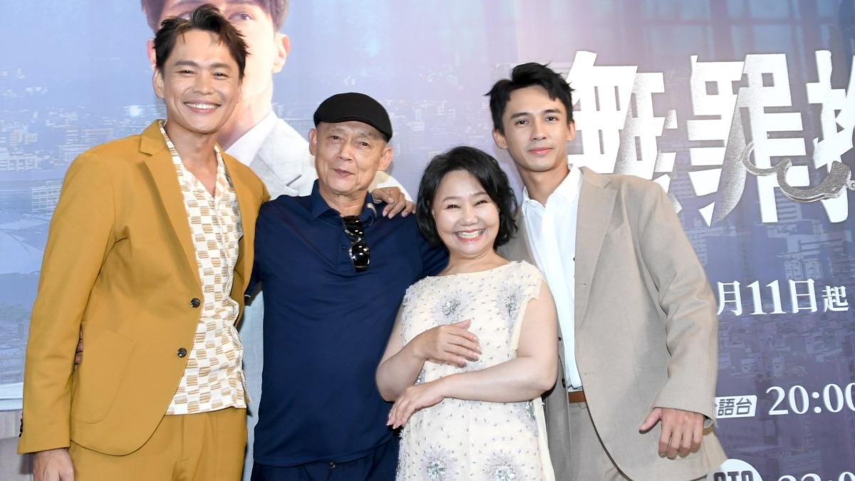 黃鐙輝(左起)、鄭平君、呂雪鳳、洪毓璟演祖孫三代。(圖/華視提供)