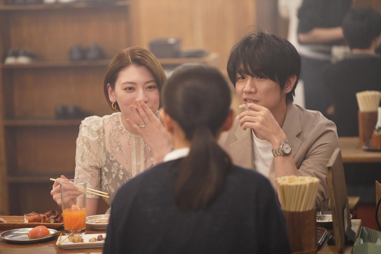 三吉彩花與風間俊介(右)片中飾演未婚夫妻。(圖/華映娛樂提供)