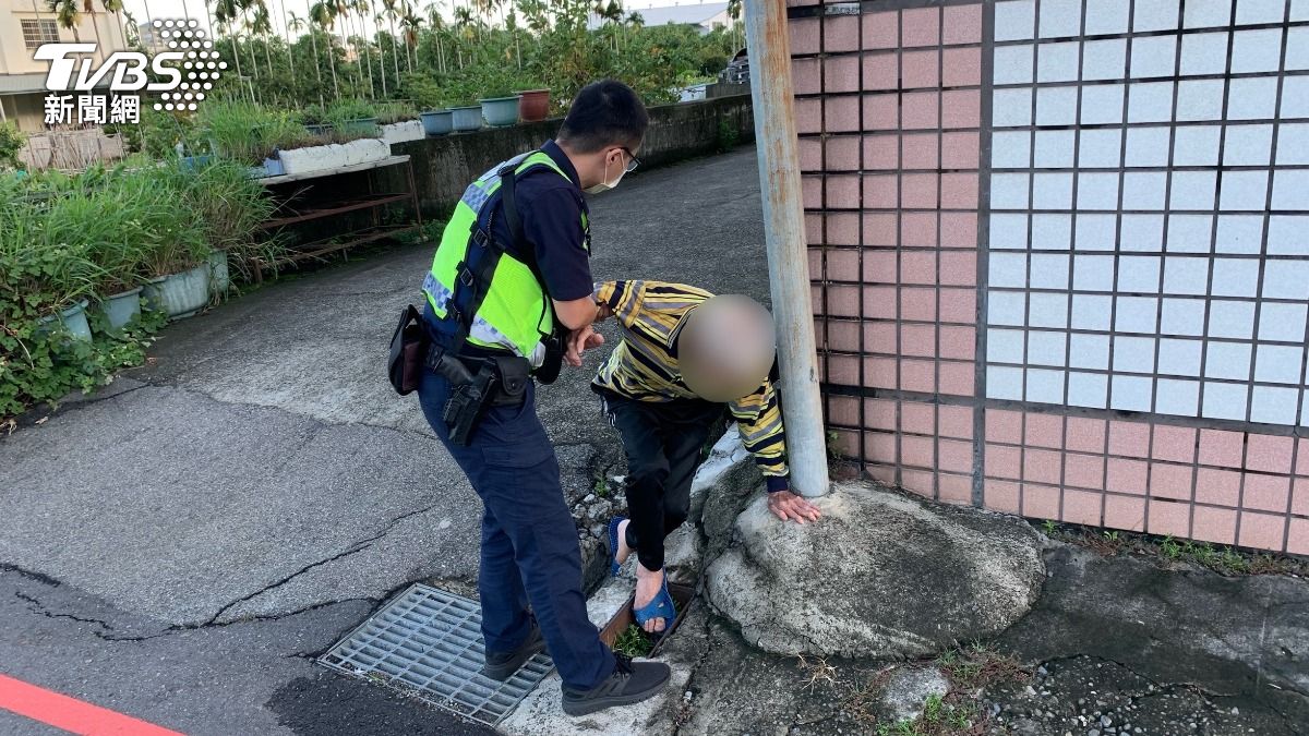 憂失智爸走丟遇禍!台中孝兒睡沙發守門 父仍偷溜跌水溝操碎心
