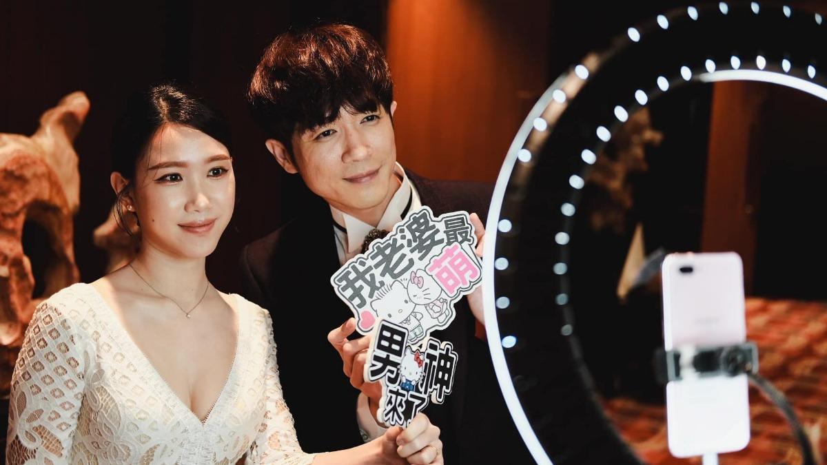 蕭閎仁今年初補辦婚宴,6月時報喜老婆懷孕。(圖/翻攝自蕭閎仁臉書)