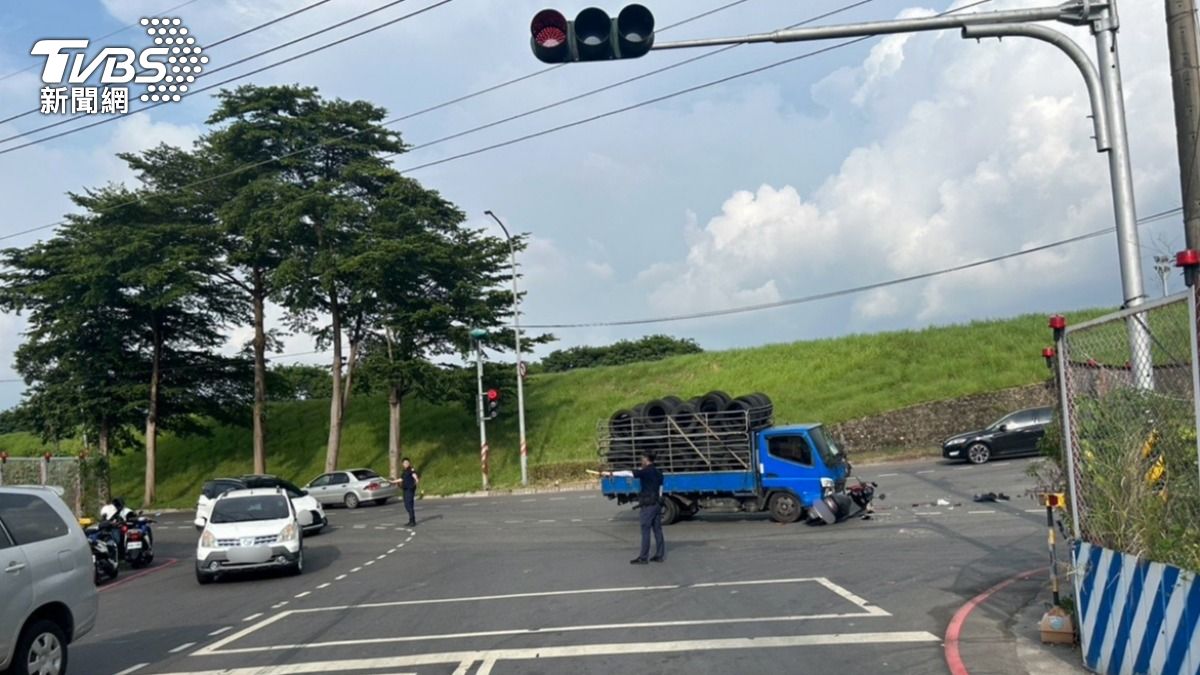 小貨車闖紅燈撞上2輛機車,造成2名女騎士骨折送醫。(圖/TVBS)