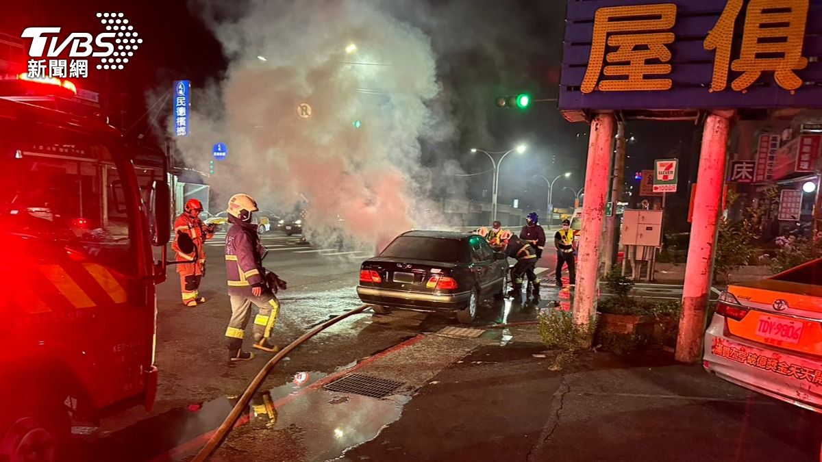 賓士車車頭起火燃燒,大批警消到場滅火。(圖/TVBS)