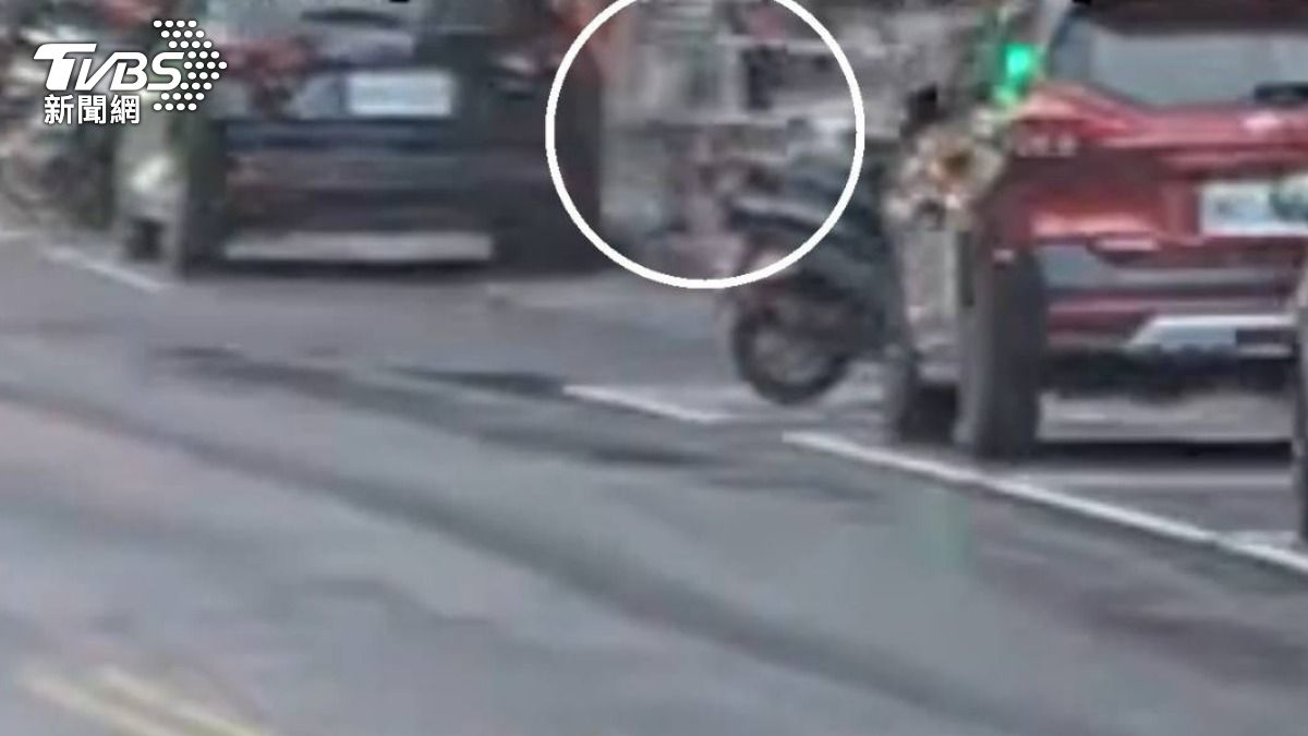 監視器拍下男子正在拆解路邊桌子。(圖/TVBS)