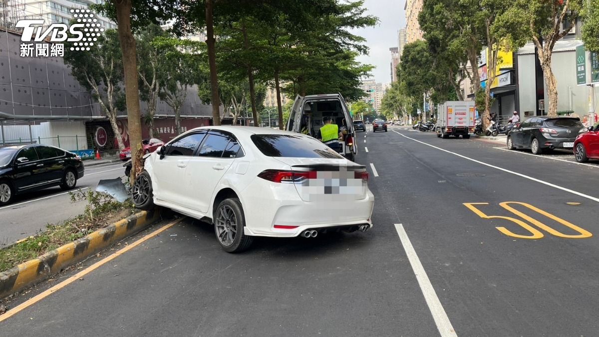 疑毒駕自撞分隔島!女駕駛棄毒逃逸 她落網辯:有急事先離開