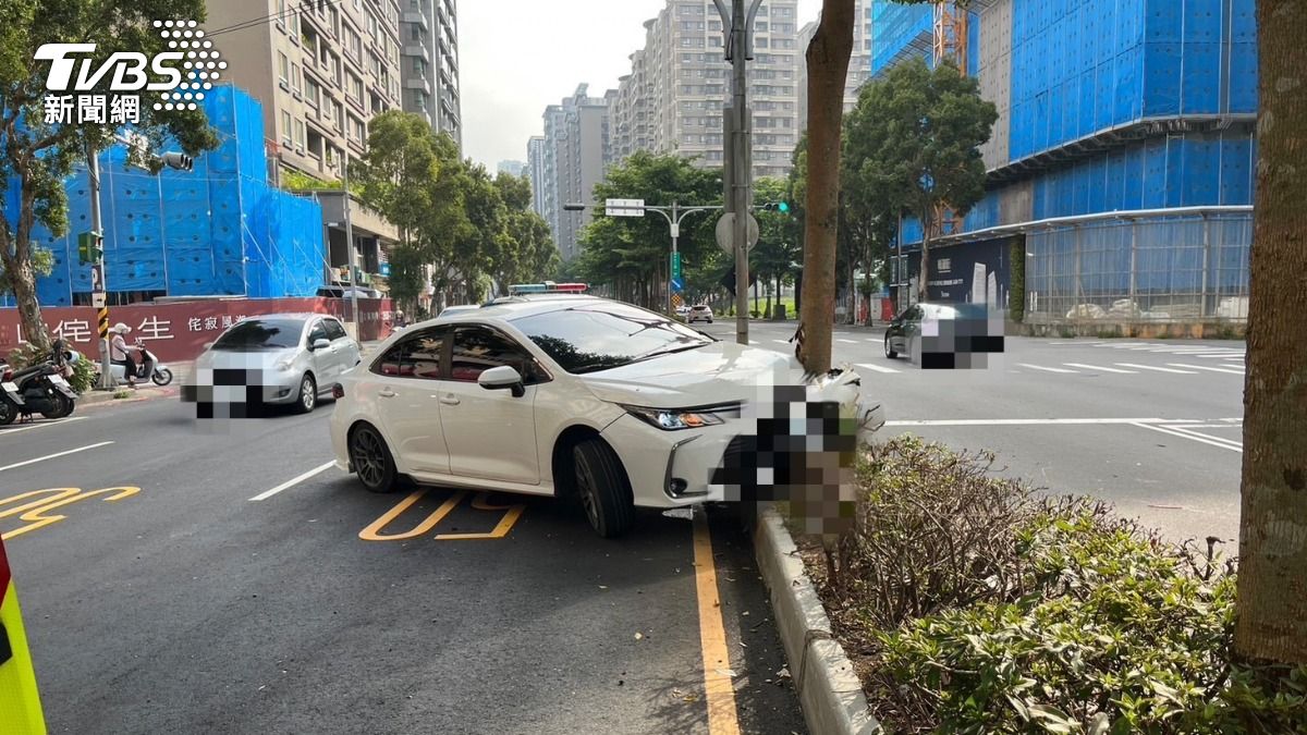 蕭姓女駕駛自撞分隔島後棄車逃逸。（圖／TVBS）