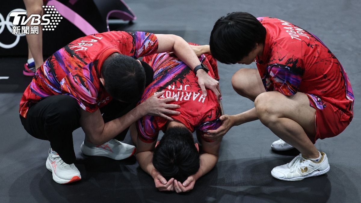 巴黎奧運/日桌球男團扛決勝點遭逆轉!張本智和「跪地崩潰」:寧死解脫