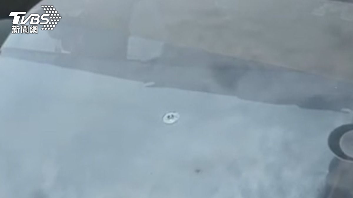 車輛前擋風玻璃上的彈孔清晰可見。(圖/TVBS)