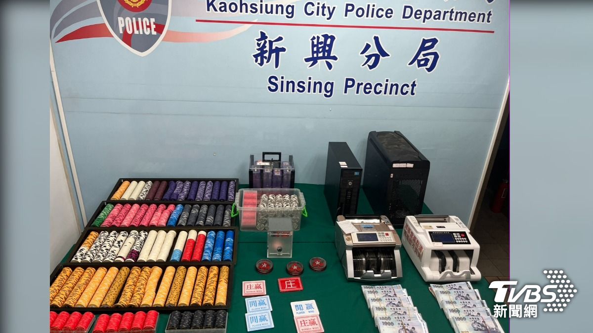 警方當場查獲大筆現金和相關證物。(圖/TVBS)