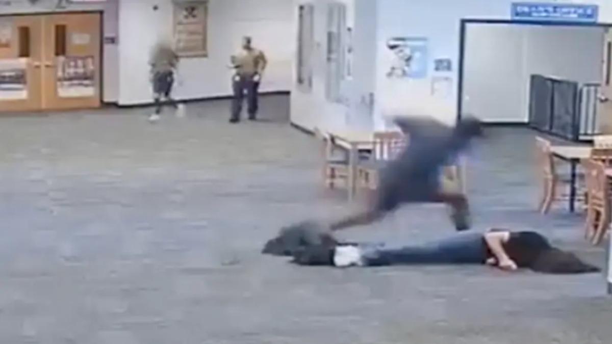 不滿遊戲機被老師沒收!美男學生暴走「狂毆15拳」壓地上猛踩臉