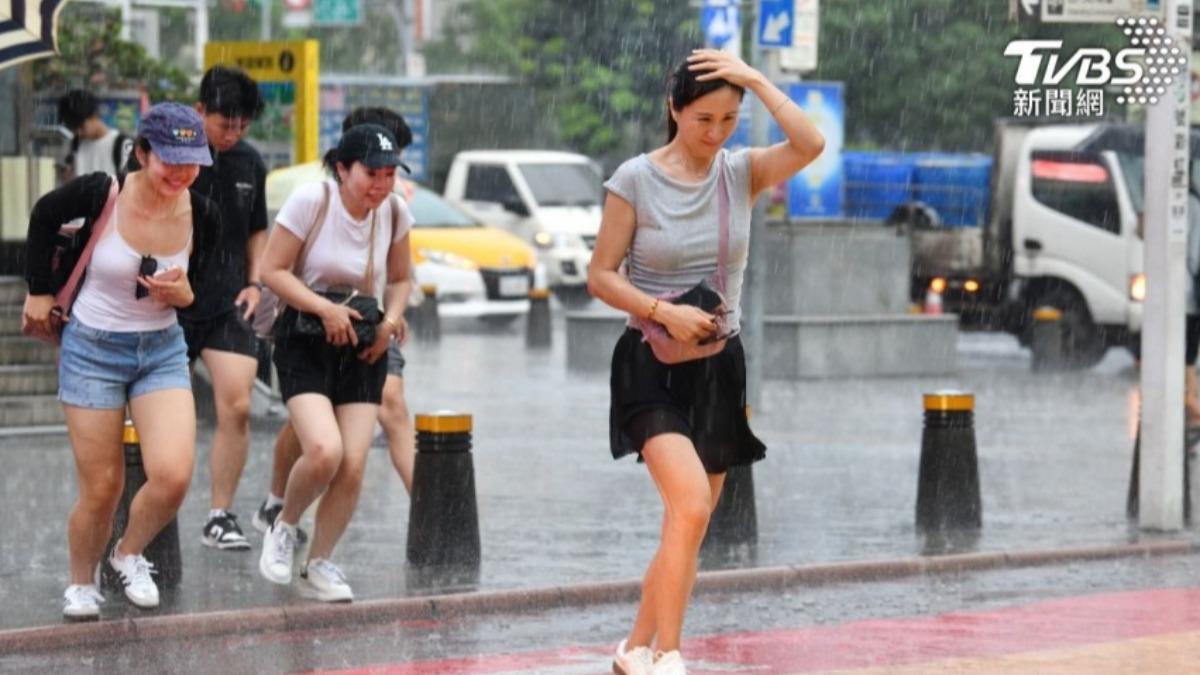 天氣/雨彈來襲!午後對流旺盛「15縣市大雨特報」 下到入夜
