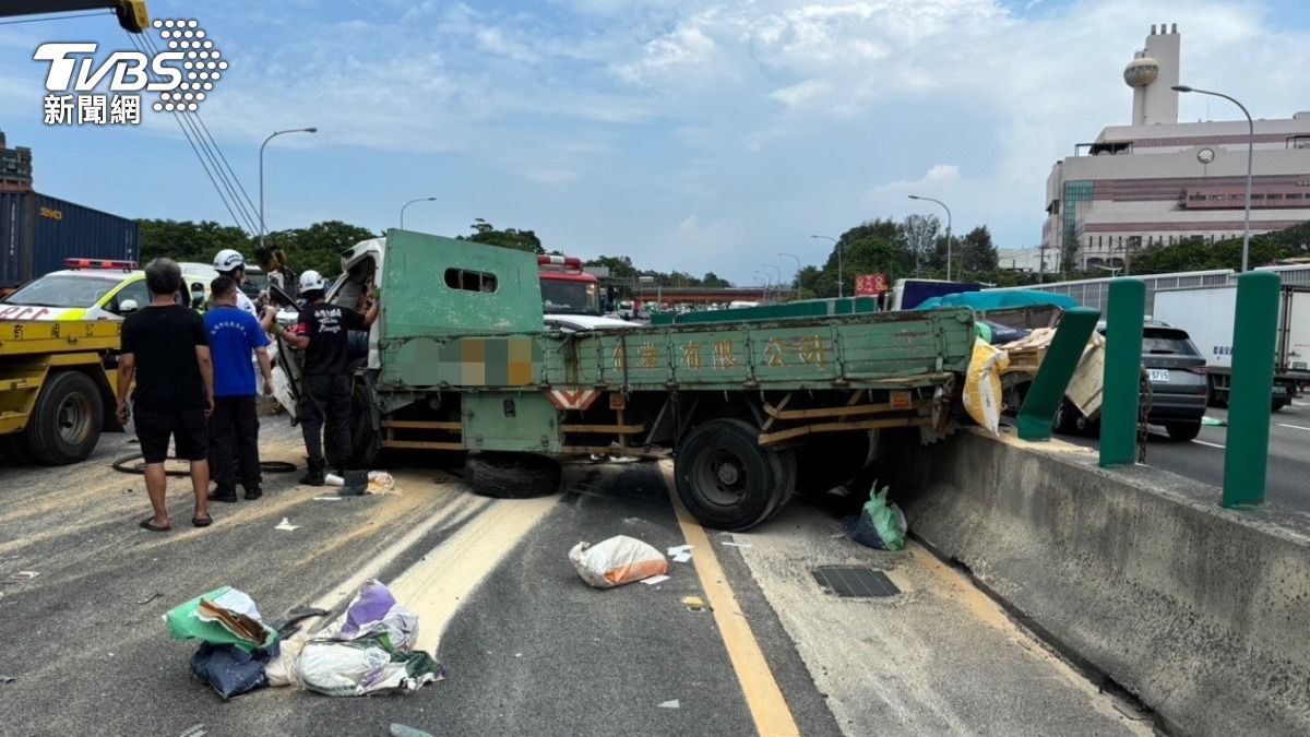 國道１號鼎金系統南下車道發生嚴重追撞事故。（圖／TVBS）