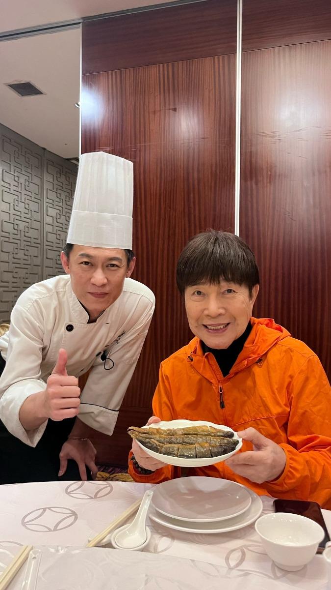 國宴主廚阿滿師用美食收買天王謝雷。(圖/欣代唱片提供)