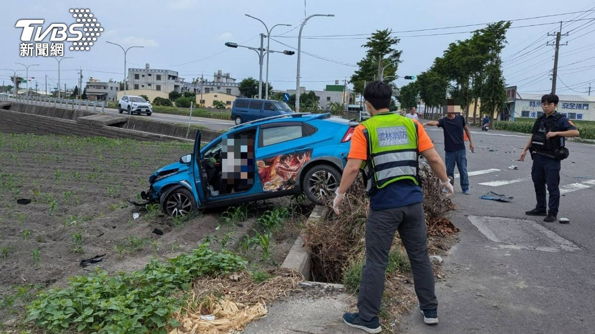 快訊/車殼碎滿地!雲林汽、機車相撞衝入田 女騎士噴飛慘死